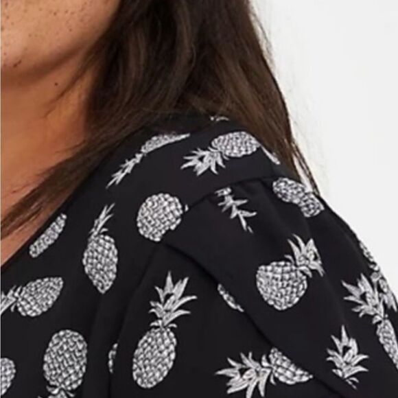 Torrid Pineapple Short top blouse women’s size 5 5X 28 black white tulip sleeve - Picture 3 of 8